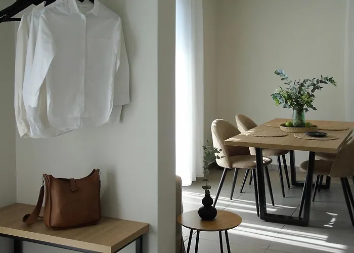 Grey Rose Apartment *